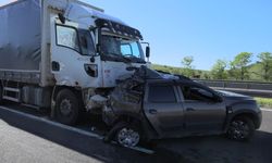 Otoyolda kamyon ile otomobil çarpıştı: 2 yaralı