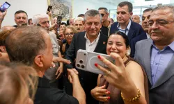 Özgür Özel, Diyarbakır'da 4 ayaklı minareye karanfil bıraktı!