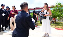 Polis adayı, mezuniyet töreninde kız arkadaşına evlilik teklifi etti