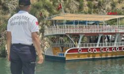 Halfeti’de 40 yolculu tur teknesi arızalandı; jandarma yolcuları tahliye etti