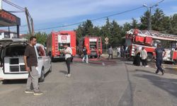 Sultanbeyli’de 3 katlı binanın çatısı alev alev yandı