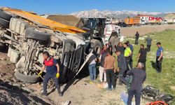 Hakkari’de servis minibüsü ile hafriyat kamyonu çarpıştı: 2 ölü, 3 yaralı