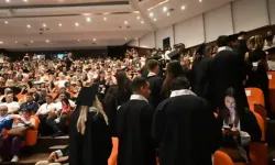 Üniversitede mezuniyet protestosu: Öğrenciler, rektör yardımcısı ve dekana sırtını döndü