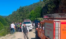 100 metrelik uçuruma yuvarlanan otomobildeki 2 kişi öldü