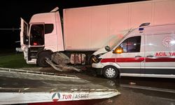Ambulansla TIR çarpıştı; 3’ü sağlıkçı, 6 yaralı