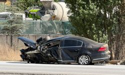 Ankara'da otomobil direğe çarptı: 1'i çocuk, 3 yaralı