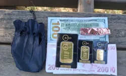 Plajda bulduğu altın kesesini polise teslim etti