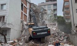 Kentsel dönüşüm yıkımında yan apartmana hasar verdiler: 'Geldim banyo yok!'