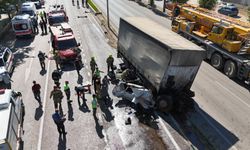 Bursa’da freni boşalan kamyon 2 araca çarptı; 3 yaralı