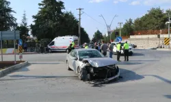 Burdur'da askeri ambulans, otomobille çarpıştı. 1'i asker, 2 yaralı