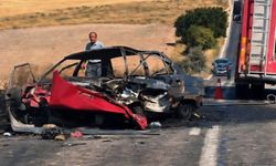 Afyonda feci kaza: Alev alan araçta sıkışan sürücü öldü, 2 kişi yaralandı