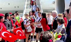 Şampiyon kızlar yurda döndü: İstanbul’da büyük coşku