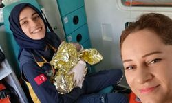 Hastaneye giderken ambulansta doğum yaptı