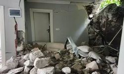 Heyelanda yamaçtan kopan kaya parçaları eve girdi!