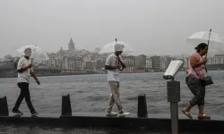 Uyarıların ardından İstanbul'da sağanak yağış: Yollar göle döndü