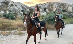 Kapadokya’da balonlar eşliğinde vadide at turu