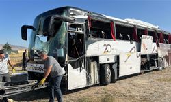 Yolcu otobüsü bariyerlere çarpıp devrildi; 31 yaralı