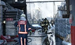 Atık yağ geri dönüşüm fabrikasındaki yangına çok sayıda ekip müdahale etti