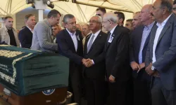 Cenaze töreninde bir araya gelen Kılıçdaroğlu ve Özel tokalaştı