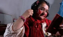 Kırmızılı kadın Sultan Özcan kimdir?