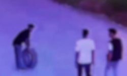 Araçlarının lastiği patlayınca park halindeki otomobilin yedek lastiğini çaldılar