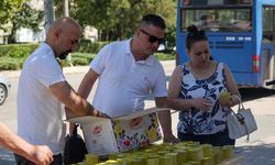 Etimesgut Belediyesi’nden sıcak havalarda vatandaşlara limonata ikramı