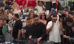 Mahmut Orhan bu kez de Alaçatı Pazarı'nda konser verdi