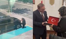 Makam aracındaki bayrağı öptü, Vali Polat bayrak hediye etti