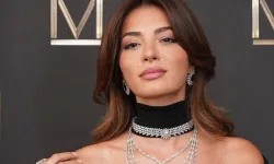 Melisa Aslı Pamuk, kırmızı transparan elbisesiyle Paris Moda Haftası'na damga vurdu!