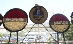 Olcay Baykal'ın cenazesinde dikkat çeken görüntü: İki 'genel başkanın' çelengi yan yana