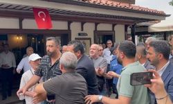 Özgür Özel'in cuma namazı sonrası cami çıkışında arbede yaşandı