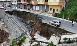 Rize’de yol çöktü: 2 bina tahliye edildi