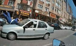 Otomobilin kadına çarptığı anlar kamerada