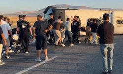 Yolcu otobüsü bariyerlere çarpıp devrildi; çok sayıda yaralı var