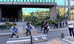 Üsküdar Belediyesi'nde seçim alarmı: Polis ekipleri binayı sardı