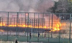 Yangına rağmen futbol oynamaya devam ettiler