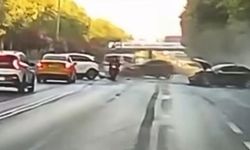 5 aracın karıştığı zincirleme kaza kamerada: 3 yaralı