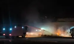 Antalya'daki balıkçı barınağında yangın: 20’den fazla tekne kül oldu