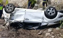 Adana’da feci kaza! Otomobil dereye uçtu