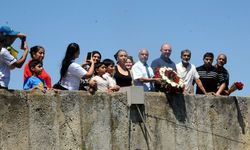 Auschwitz kampında öldürülen Romanlar törenle anıldı; Meriç Nehri’ne çiçek bırakıldı