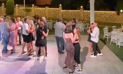 Düğüne bir gün kala nişan bozuldu, salonu iptal edemeyince yakınlarıyla eğlendi!
