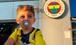 Forması çıkartılmaya çalışılan minik Fenerbahçeli taraftar, Kadıköy’de
