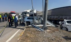 Freni boşalan TIR, kırmızı ışıkta bekleyen araçlara çarptı: 1 ölü, 9 yaralı