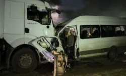 Hatay’da işçi servisi ile tır çarpıştı: 1 ölü, 15 yaralı