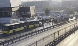 İstanbul D-100'de otomobil, İETT otobüsüne çarptı; yaralılar var