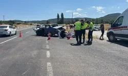 Kütahya'da 2 otomobil çarpıştı; 1 ölü, 1'i çocuk 4 yaralı