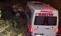 Minibüsü ile otomobil çarpıştı: 11 yaralı