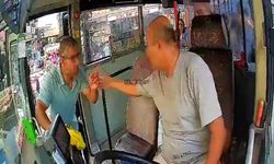 Otobüs ve otomobil sürücüsü arasında sopalı kavga çıktı!