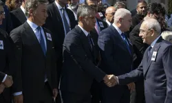 Kemal Kılıçdaroğlu ile Özgür Özel cenaze töreninde tokalaştı