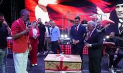 Hakan Altun’a sahnede ‘çeyiz sandığı’ hediye edildi